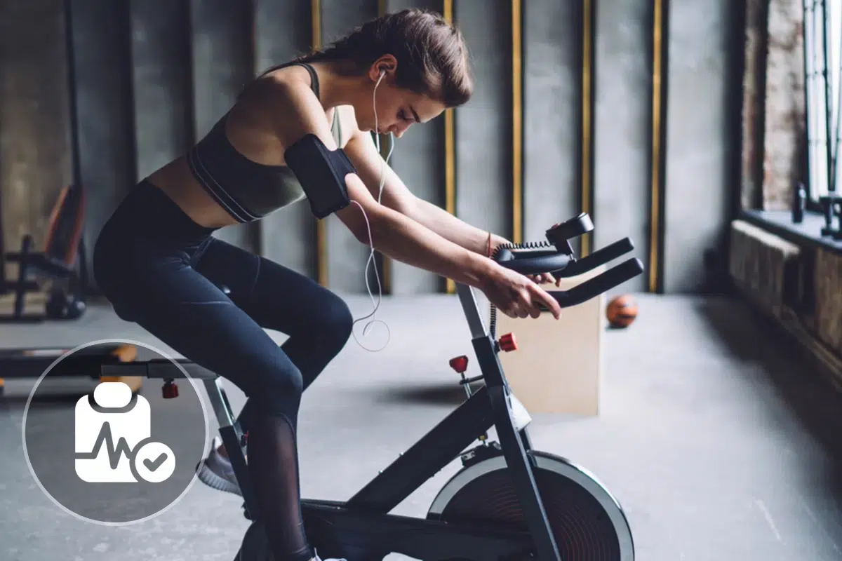 What are the advantages and health benefits of doing indoor cycling or spinning?