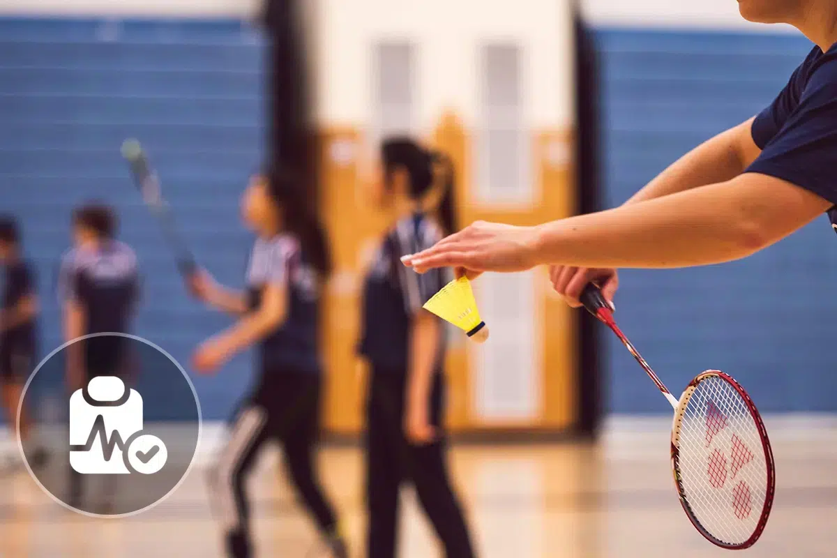 What are the advantages and health benefits of playing badminton?