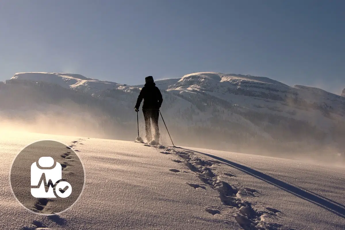What are the advantages and health benefits of snowshoeing?