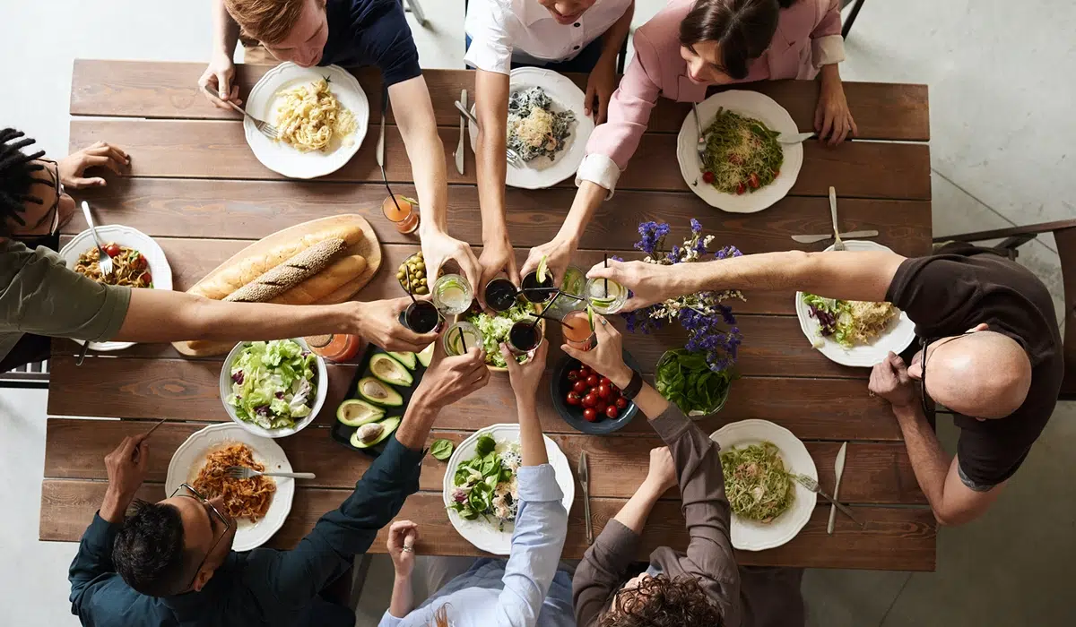 Quel est le besoin calorique normal pour le repas du midi ? Combien de calories consommer au déjeuner de 12h ?