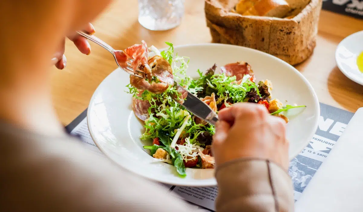 Besoin calorique du repas du soir : combien de calories pour le dîner ou souper ?