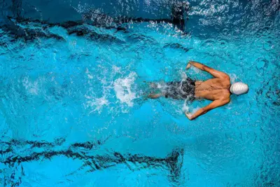 Conseils et programme d'entraînement pour améliorer ses performances en natation pour progresser plus rapidement.