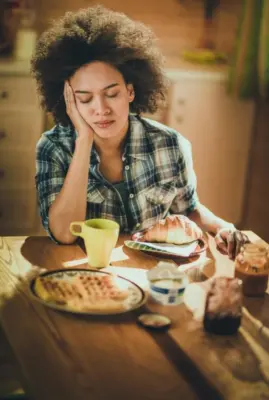 Gewichtszunahme bei Frauen und Männern: Warum nimmt man zu, wenn man müde und schlapp ist?