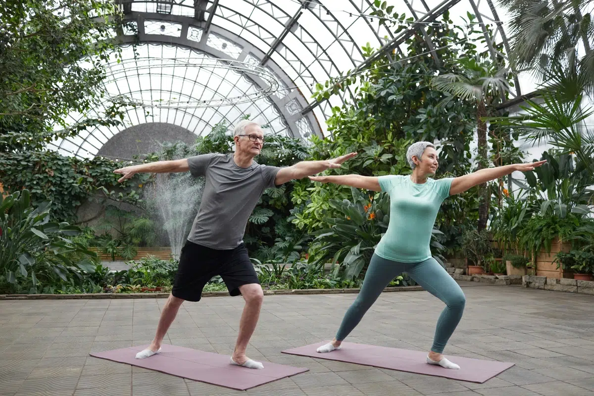 Yoga et seniors : Bienfaits et conseils pour bien débuter